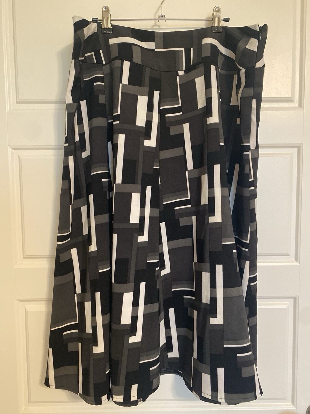 Cato Skirt Size 16W Midi Flare Geometric Lightweight Black Gray White Side Zip